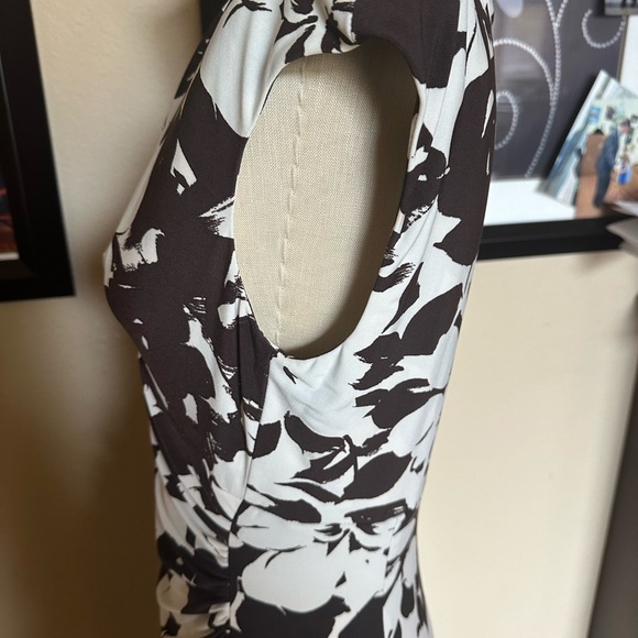 Lauren Ralph Lauren V-Neck Sleeveless Brown and White Floral Dress. Size 8 - Picture 4 of 8